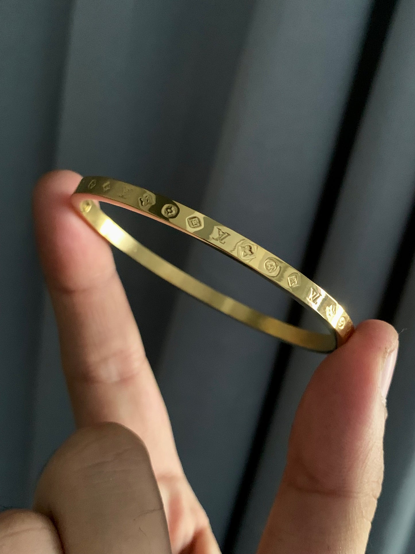 EV thin golden bracelet