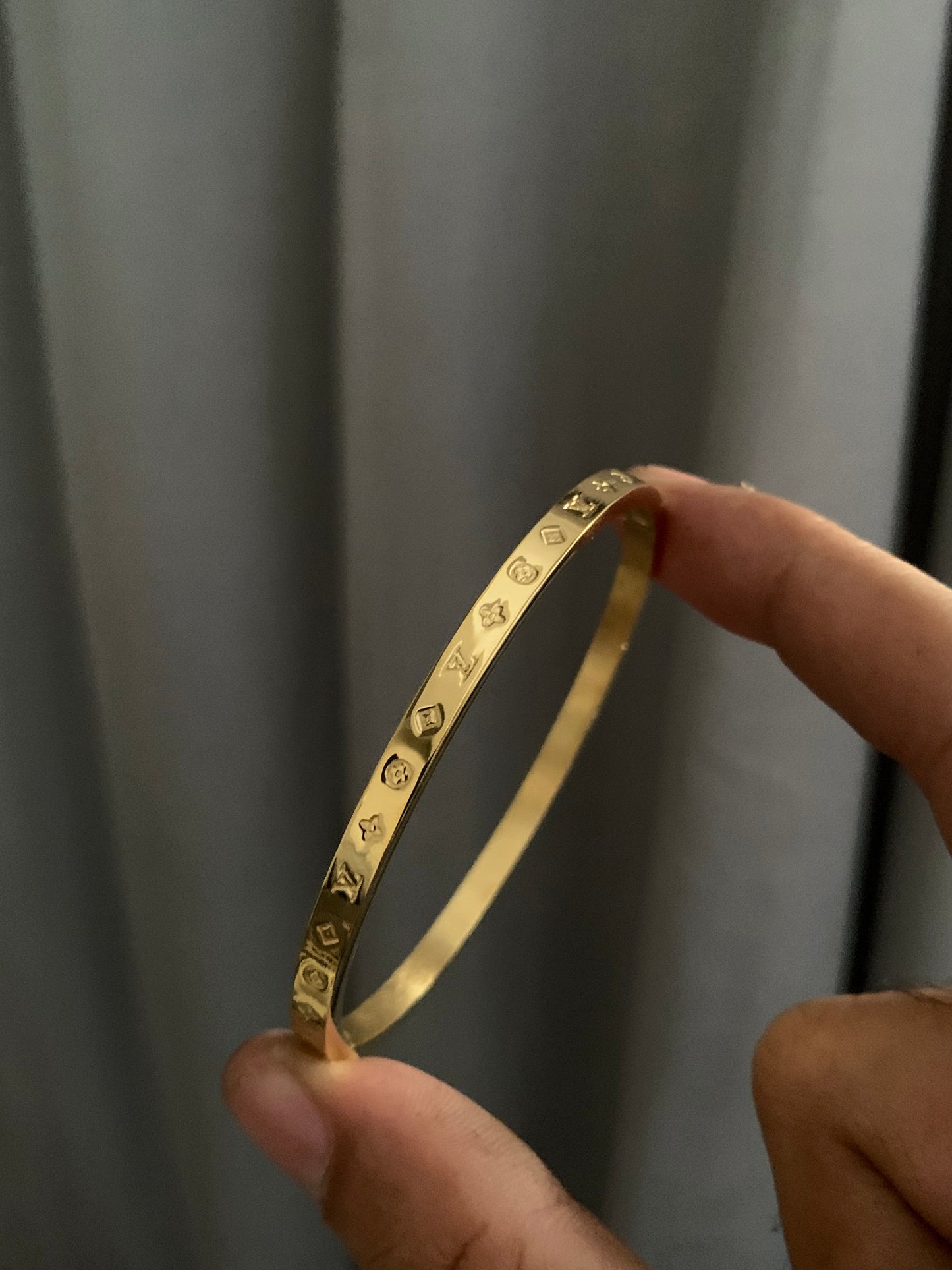 EV thin golden bracelet