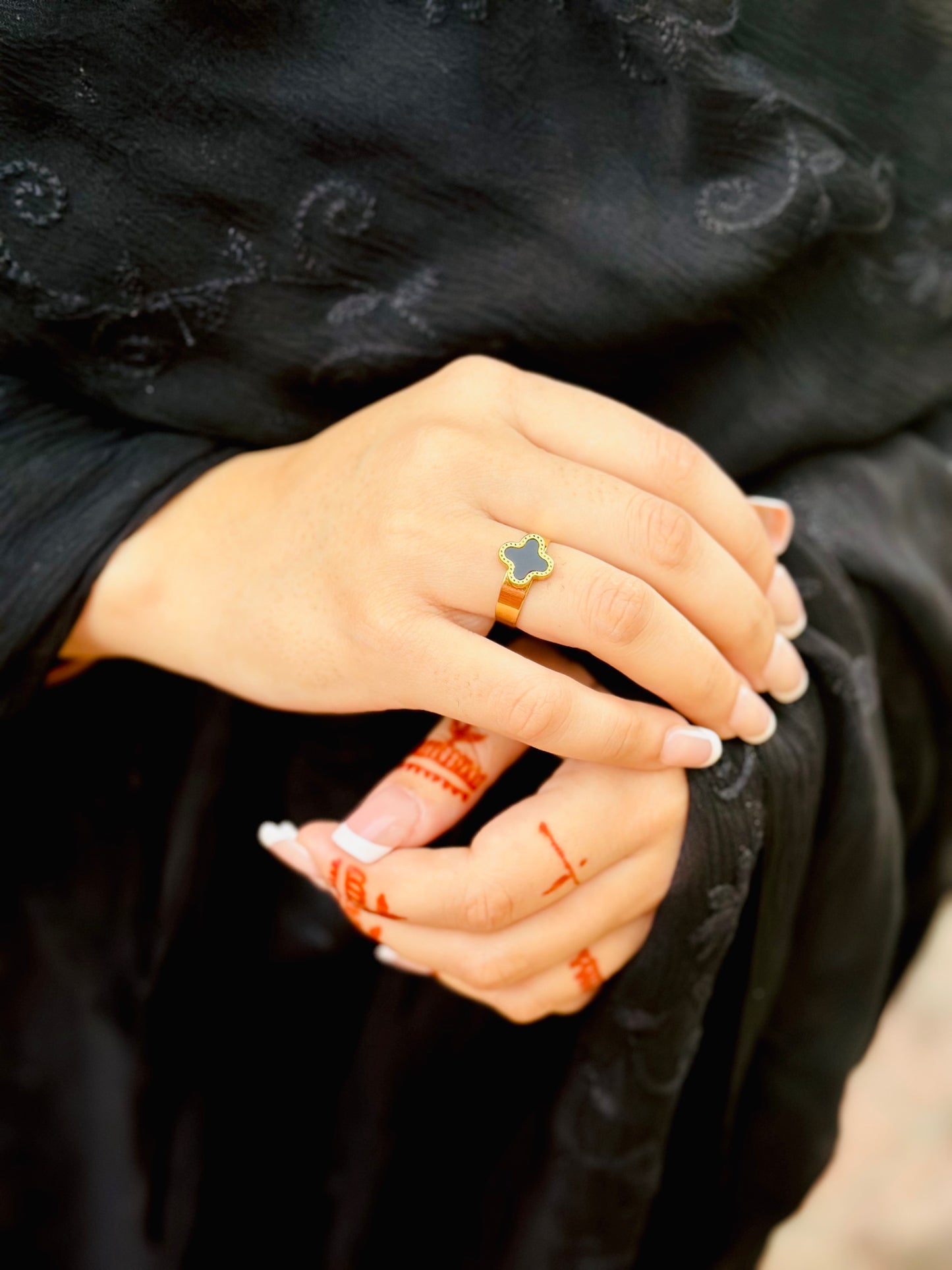 Adjustable clover ring