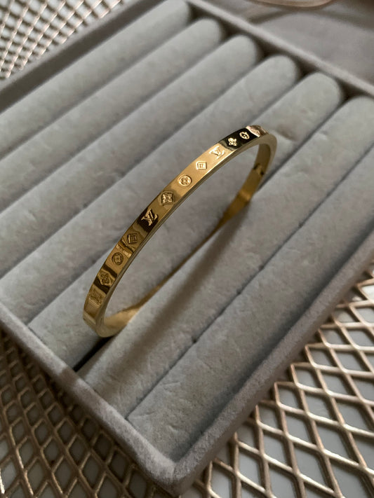 EV thin golden bracelet