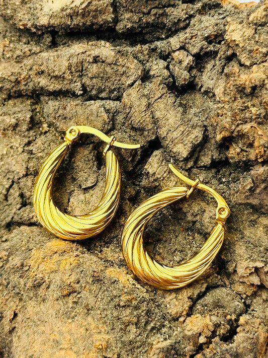 Chic golden hoops