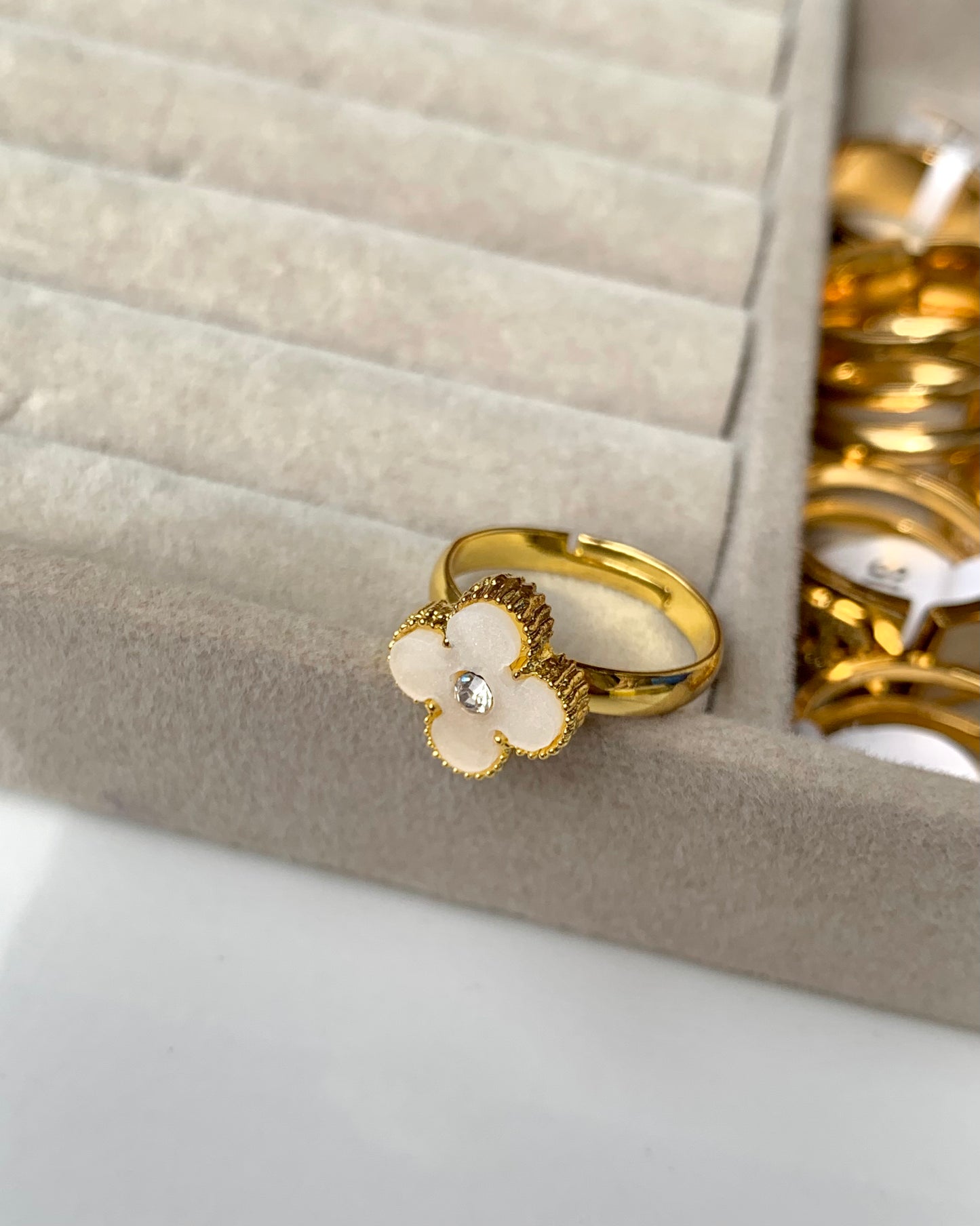 Clover ring with stone (white)