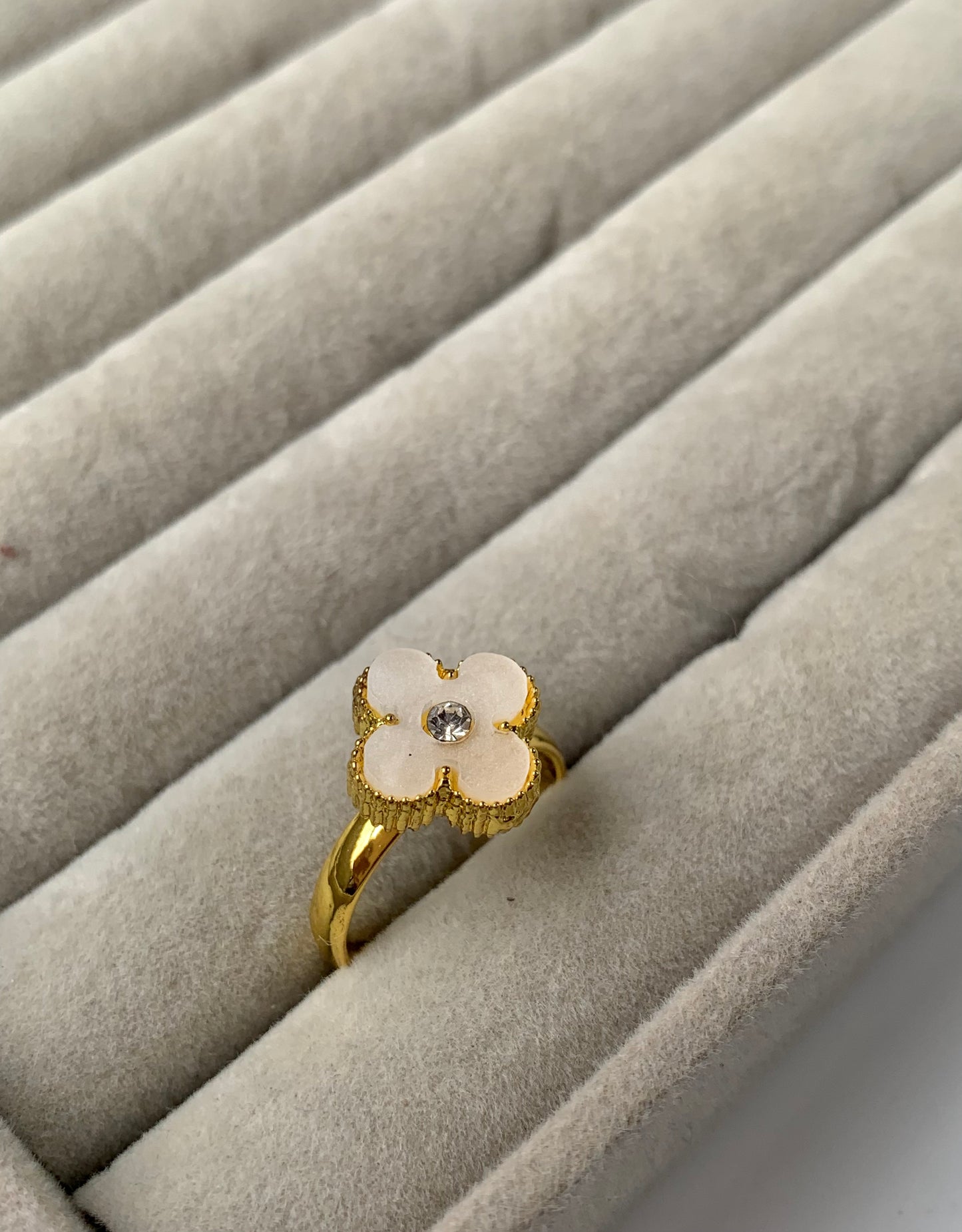 Clover ring with stone (white)