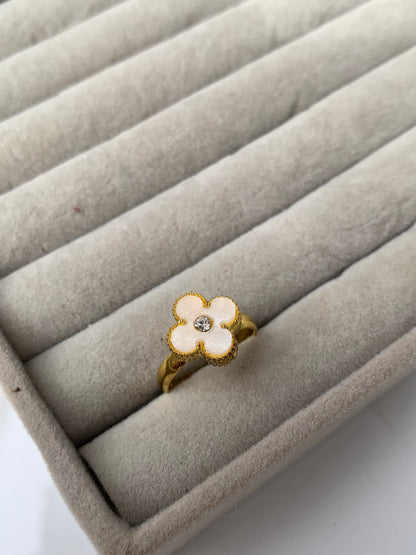 Clover ring with stone (white)