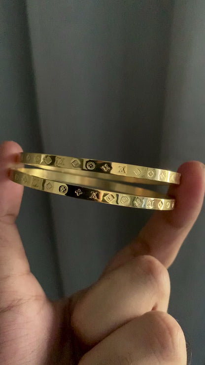 EV thin golden bracelet