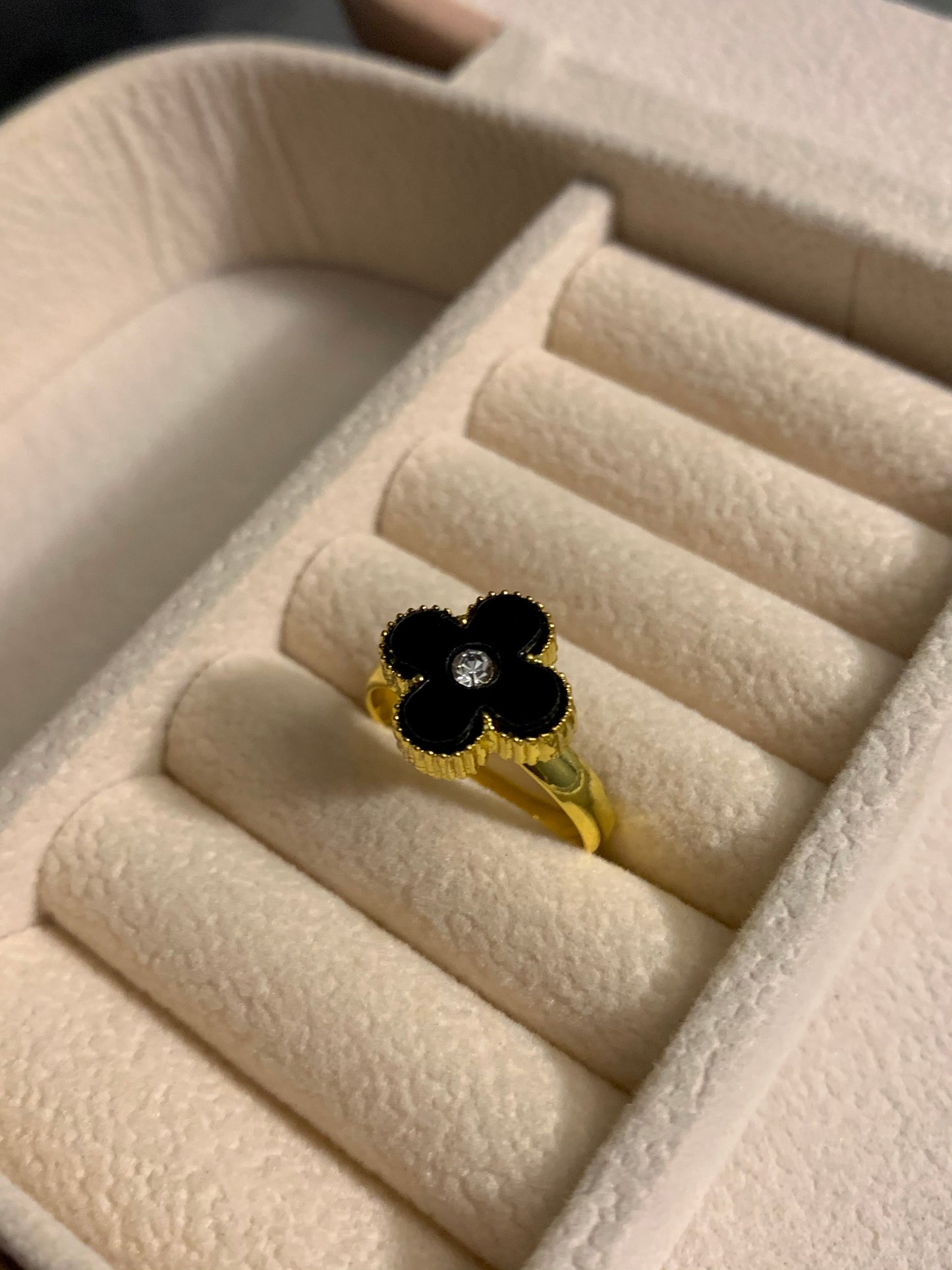 Clover ring with stone